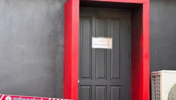 Выживший после пожара обвиняет трех охранников в блокировке аварийного выхода