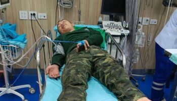 Два солдата получили ранения после того, как наступили на старую противопехотную мину в Си Са Кете