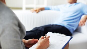 Доктор расспрашивается по поводу внезапной смерти пациента