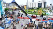 Жители эвакуированы после просадки дороги рядом с местом утечки воды у MRT