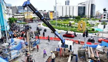 Жители эвакуированы после просадки дороги рядом с местом утечки воды у MRT