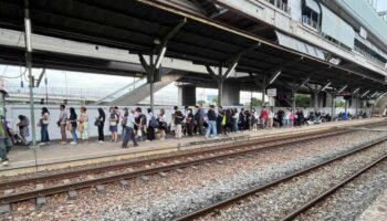 Задержки на аэропортной железнодорожной линии продолжаются до вечера