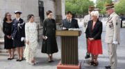 Их Величества отдают дань уважения павшим