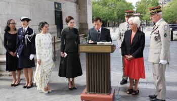 Их Величества отдают дань уважения павшим