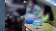 Папа из Чонбури, якобы, закрывает глаза на虐待 своих 3 детей