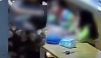 Папа из Чонбури, якобы, закрывает глаза на虐待 своих 3 детей