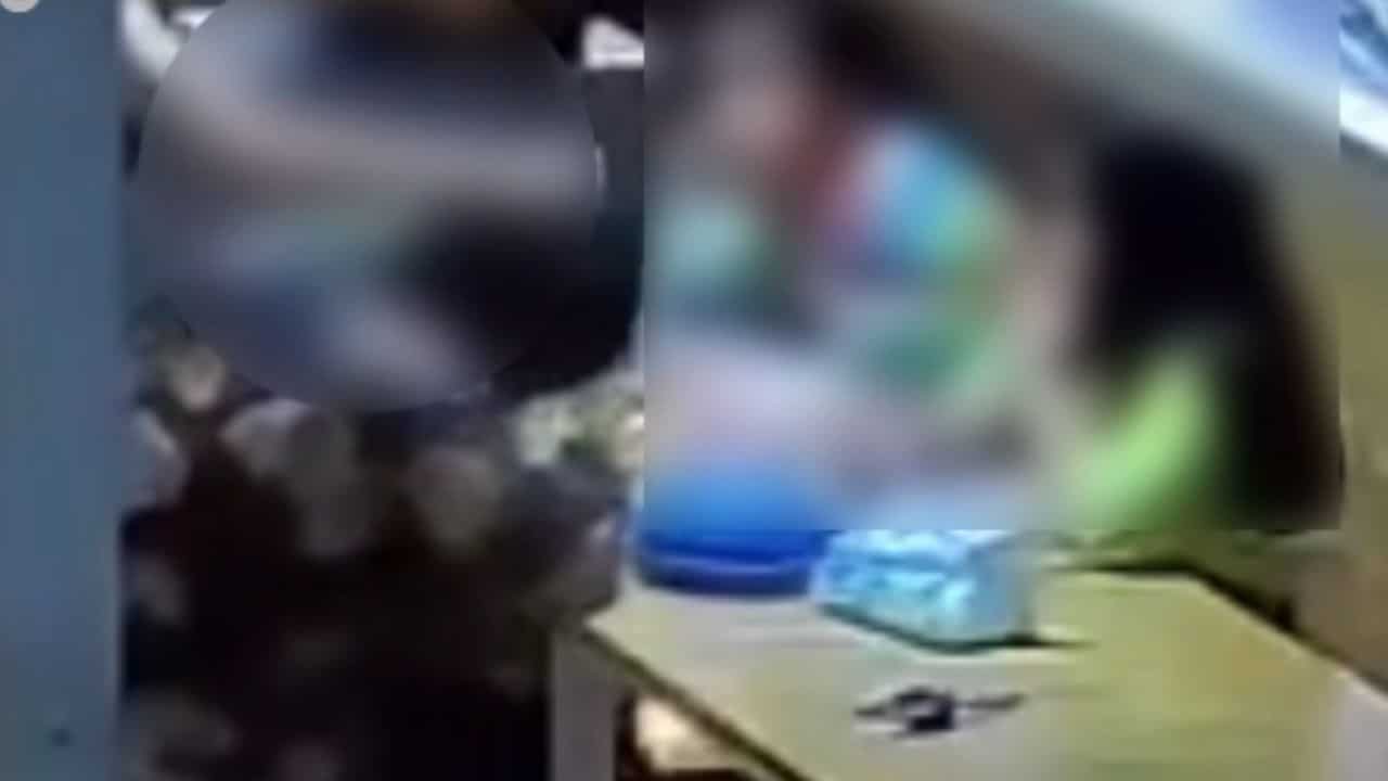 Папа из Чонбури, якобы, закрывает глаза на虐待 своих 3 детей