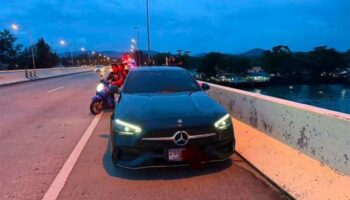 Поиск водителя Mercedes-Benz, который прыгнул в море на Пхукете