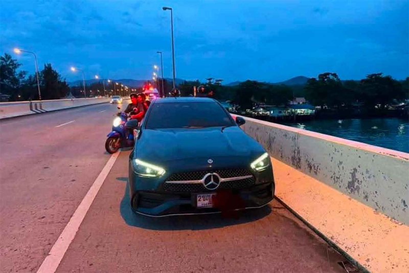 Поиск водителя Mercedes-Benz, который прыгнул в море на Пхукете