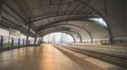 Связь аэропорта с железной дорогой столкнулась с техническим сбоем, оставив в эксплуатации только один поезд.
