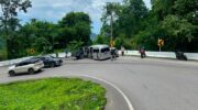 Туристический фургон врезался в два автомобиля на опасной холмистой дороге