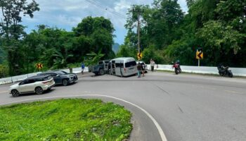 Туристический фургон врезался в два автомобиля на опасной холмистой дороге