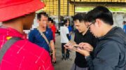 Фабрика проверена, 10 нелегальных рабочих арестованы после наводнения отходами пены в Чонбури