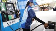 Цены на бензин на местном уровне снижены, так как цены на нефть на мировом рынке падают.