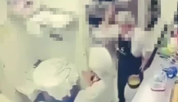 Шеф-повар отеля на Пхукете шлепает и бьет стажера-студента лопаткой