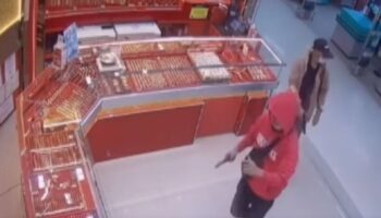 100,000 бат награда за поимку грабителей ювелирного магазина в Чианграе