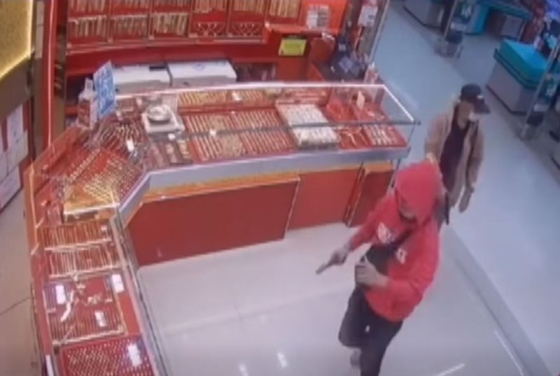 100,000 бат награда за поимку грабителей ювелирного магазина в Чианграе