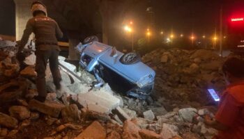 Два человека получили тяжелые травмы, когда их пикап упал с эстакады.