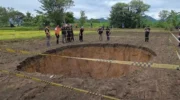 Местные жители Хонкаэна призваны избегать треснувшей земли после появления 7 провалов.