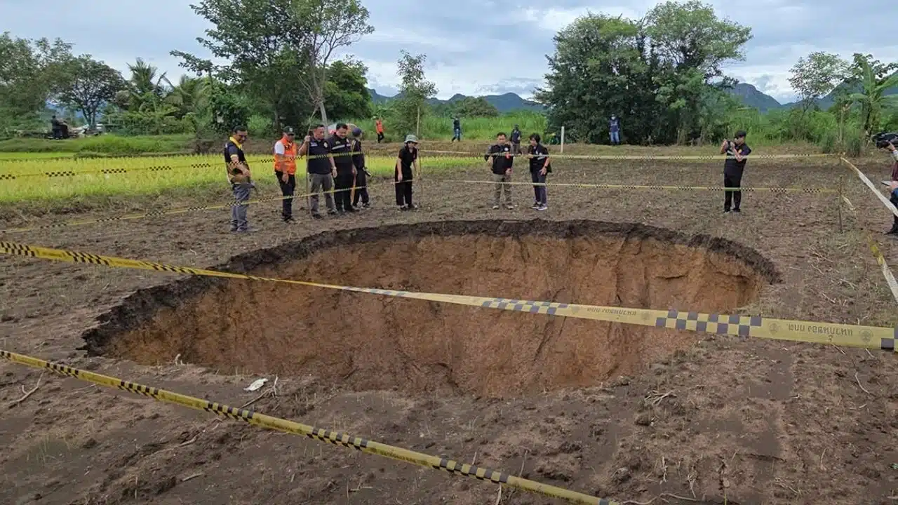 Местные жители Хонкаэна призваны избегать треснувшей земли после появления 7 провалов.