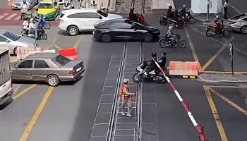 Мотоциклист проиграл гонку барьеру на перекрестке Маккасана
