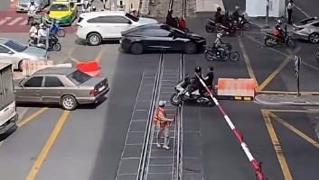Мотоциклист проиграл гонку барьеру на перекрестке Маккасана