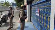 Недоразумение стало причиной угрозы уволенного иностранного учителя