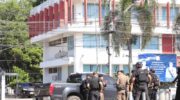 Полицейский участок в глубоком юге атакован, школа закрыта