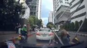 Штанга для одежды падает с высотного здания на такси-мотоциклиста