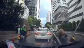 Штанга для одежды падает с высотного здания на такси-мотоциклиста
